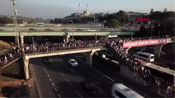 Altunizade metrobüs durağında aynı manzara