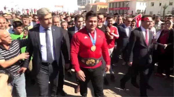 Dünya şampiyonu rıza kayaalp'e memleketinde miting gibi karşılama