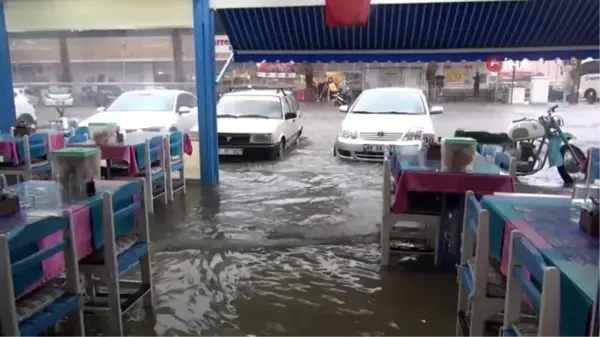 Şiddetli yolları göle çevirdi, iş yerleri sular altında kaldı