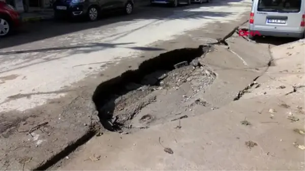 Ataşehir'de yol çöktü, çukura düşen otomobili vinç çıkardı