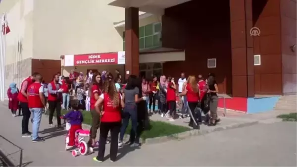 Iğdır'da gençler sokaklarda çöp topladı