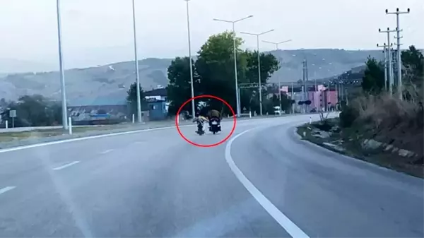 Motosiklet üstünde yatarak giden sürücü tehlike saçtı