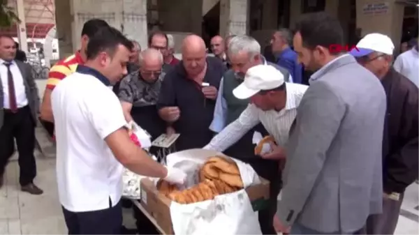 Burdur mehmetçik için pişi dağıttılar