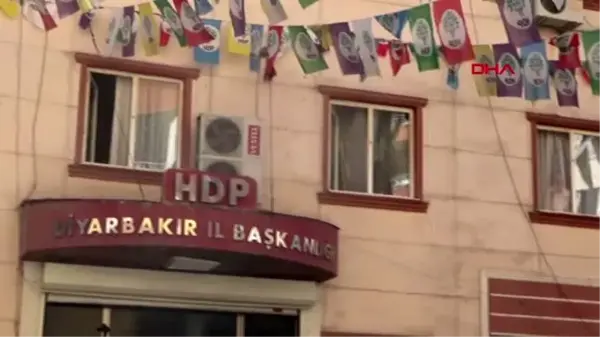 Diyarbakır vekillerin de olduğu hdp'lilerden polise sıcak su ve cam bardaklı saldırı