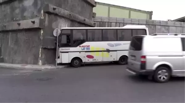 Başakşehir'de servis minibüsü duvara çarptı