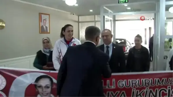 Çocuklardan milli boksör Elif Güneri'ye tebrik sarılması