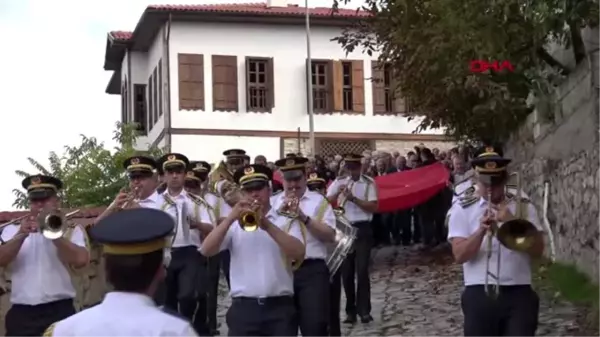 Safranlı macun alabilmek için yarıştılar