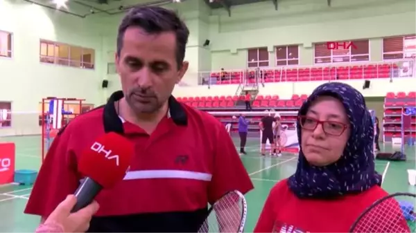 Spor aileler yarışıyor badminton turnuvası'nın şampiyonu başkan özmekik ve eşi oldu