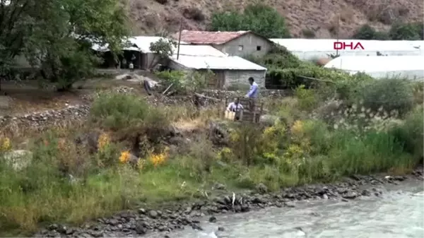 Artvin çoruh nehri'nden ilkel teleferikle geçen kaymakam, ev ziyaret etti