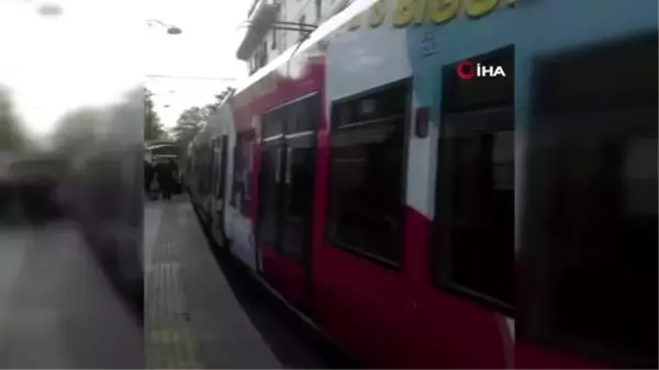 Tramvaya asılan çocukların tehlikeli yolculuğu yürekleri ağza getirdi