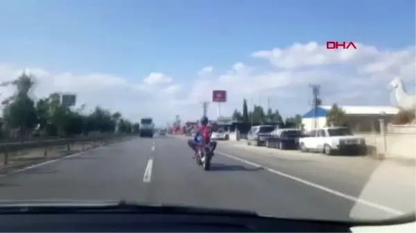 Antalya-motosikletiyle karayolunda seyreden örümcek adam kostümlü sürücü şaşırttı