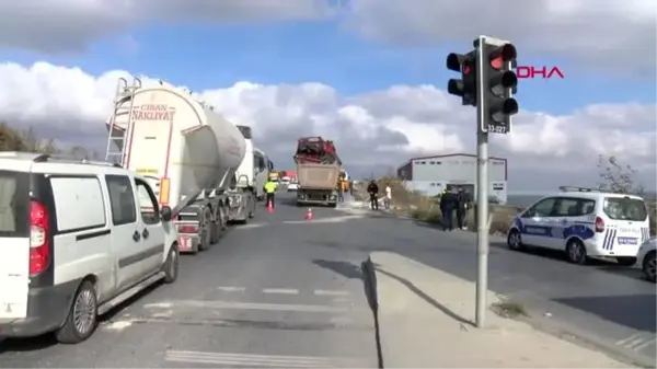 Arnavutköy'de hafriyat kamyonu iett otobüsüne çarparak şarampole yuvarlandı 8 yaralı