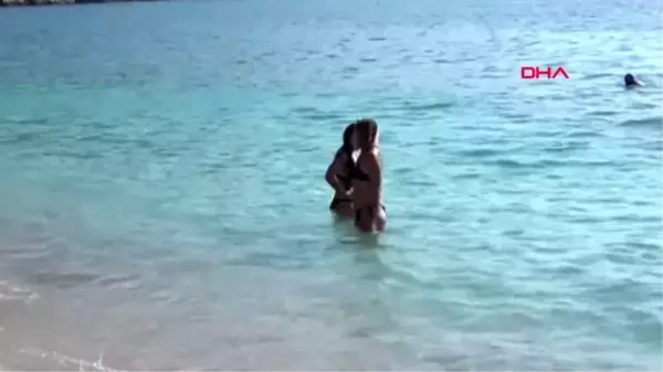 Muğla belcekız plajı'nda ekim güneşinin tadını turistler çıkardı