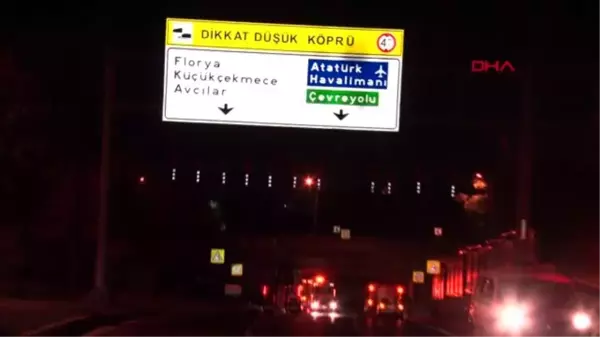 Tren yolundaki köprüye çarpan tır devrildi: 1 yaralı