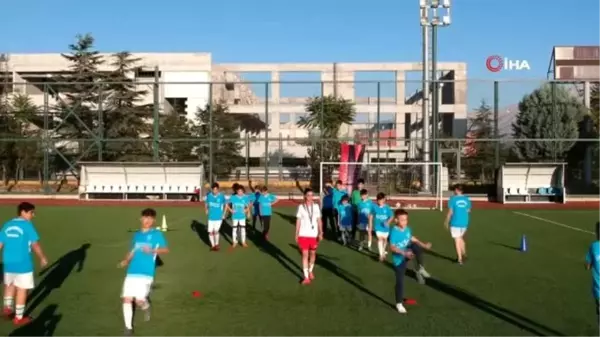 Profesyonel futbolu bıraktı, anne şefkatiyle eğitmenliğe başladı