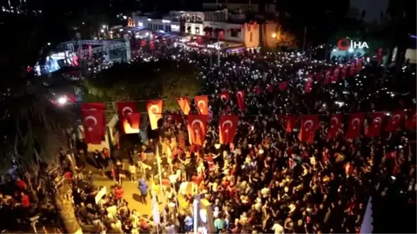 Bodrum'da binler sokağa döküldü, dev Türk bayrağı denizde dalgalandı