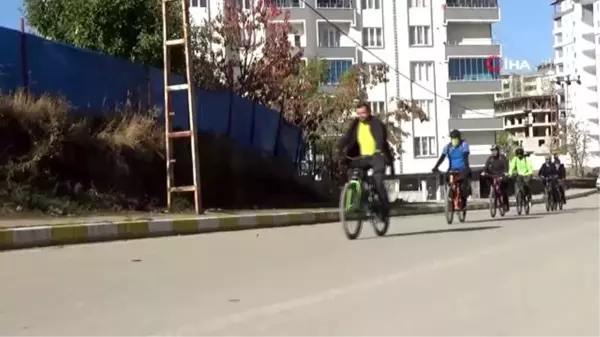 700 kilometre pedal çevirerek 5 bin öğrenciye kitap ulaştırdılar