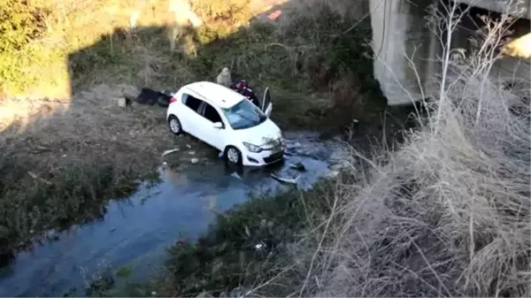 Dereye düşen otomobildeki 2 öğretmen ağır yaralandı