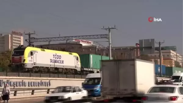 Çin'den gelen yük treni tarihi geçiş için hareket saatini bekliyor