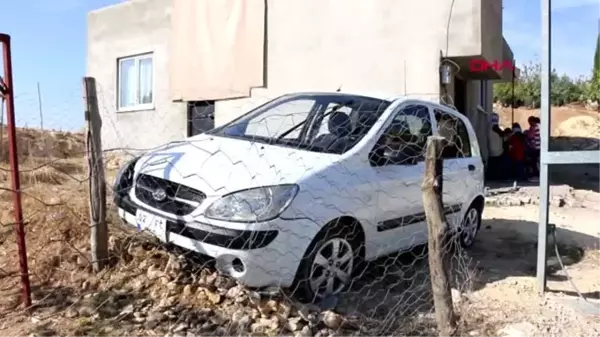 Adıyaman lastiği patlayan otomobil evin duvarına çarptı 3 yaralı