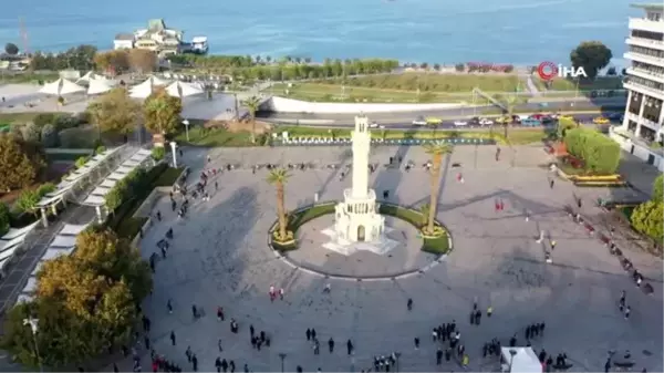 İzmir'de 50 metre uzunluğundaki dev bayrak ile 