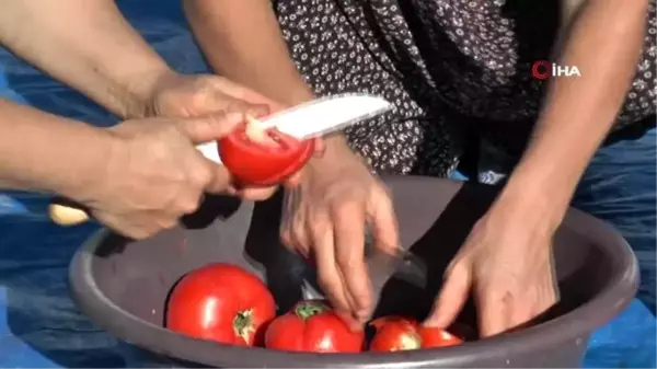 Kadınlar yemeklerin vazgeçilmezi için saatlerini harcıyor