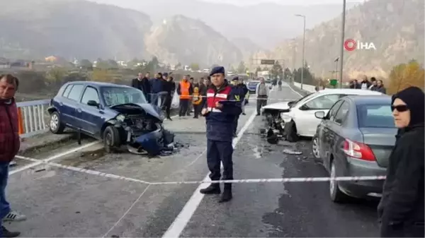 Hatalı sollama sonrası otomobiller kafa kafaya çarpıştı: 3 yaralı