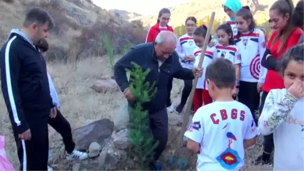 Çubuk'ta sporcular aileleriyle fidan dikti