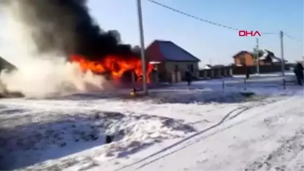 İtfaiye erleri, yanan evdeki patlamada ölümden döndü