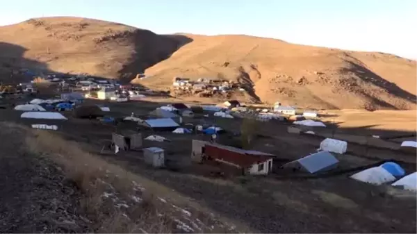 Dağ köyü, el ele veren öğretmen çiftin yuvası oldu