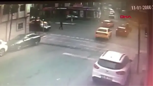 Şişli'de yasak yola giren taksicinin motosikletliye çarptığı kaza kamerada