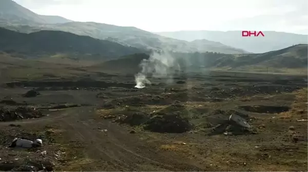 Elazığ köy yakınına bırakılan çöpler, tehlike saçıyor