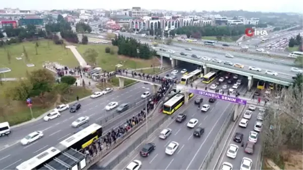 Altunizade metrobüs durağındaki yoğunluk havadan görüntülendi