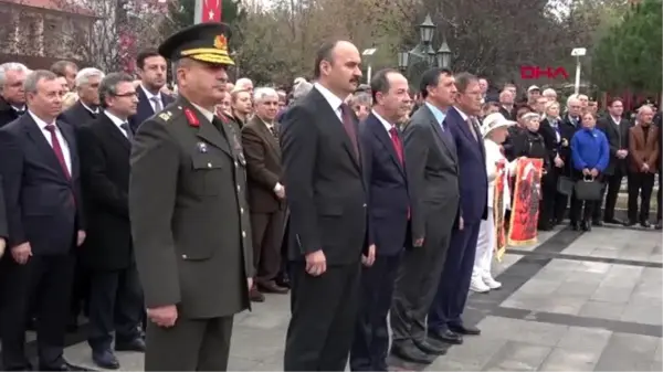 Kurtuluş töreninde dağıtılan şekerlemeleri almak için çabaladılar