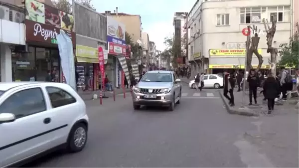 Dikkatsiz sürücü, şehir polis kamerasının bulunduğu direği böyle yıktı