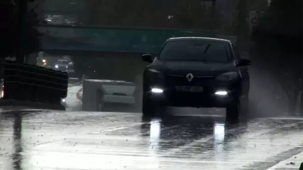 Şiddetli yağış ve fırtına İstanbul'u etkisi altına aldı