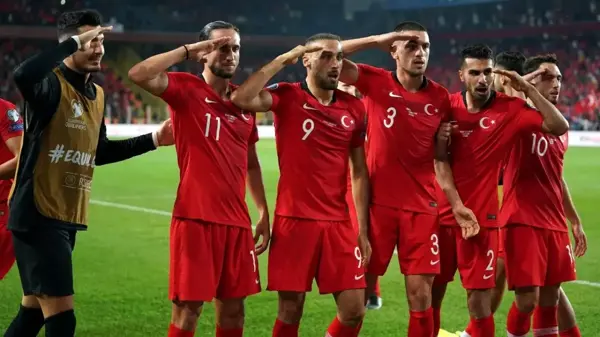 Milli futbolcuların asker selamı bilimsel makale oldu