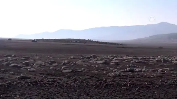 Baraj suyu çekilince höyük yeniden ortaya çıktı