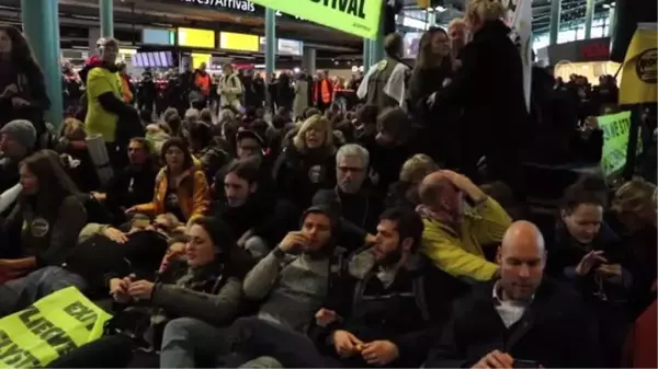 Hollanda'da iklim protestocuları havaalanını işgal etti