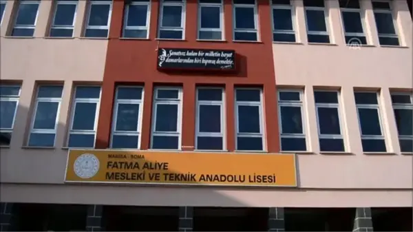 Fabrika gibi çalışan lisenin öğrencileri hem öğreniyor hem kazanıyor