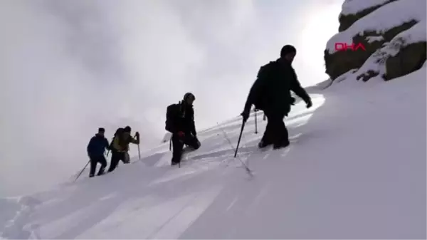 Hakkarili dağcılar, 3 bin rakımlı dağa zirve yaptı