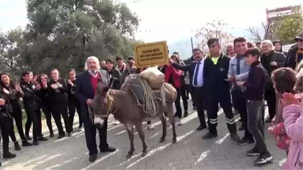 Yeni kütüphanenin kitaplarını eşekle taşıdılar