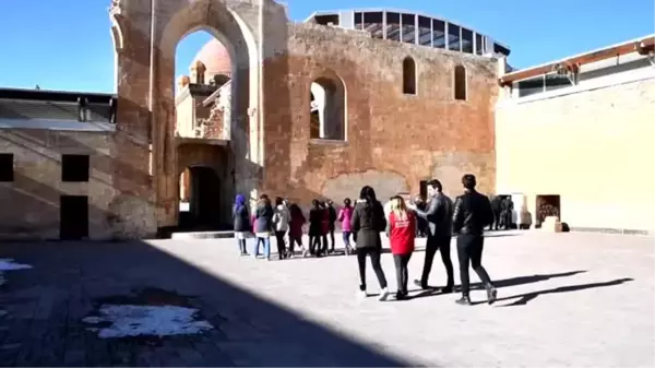 Ağrılı kız çocukları başarılarını İshak Paşa Sarayı'nı gezerek taçlandırdı