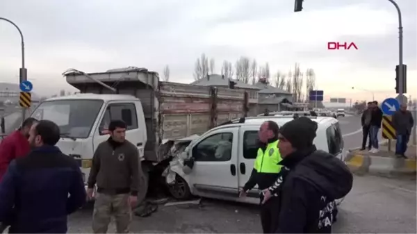 Vankamyonet ve hafif ticari araç çarpıştı 5 yaralı