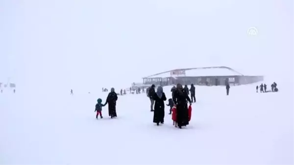 Hesarek'te kar yağışı kayak severleri sevindirdi