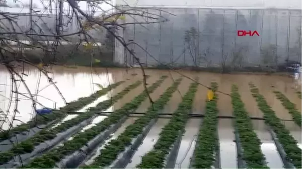 Mersin'de sağanak yağmur hayatı felç etti