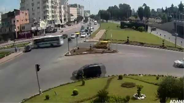 Adana'da bir kişinin yaralandığı trafik kazası kamerada