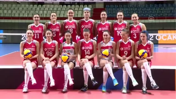 Olimpiyat elemelerine katılacak kadın milli voleybolcular medya ile buluştu