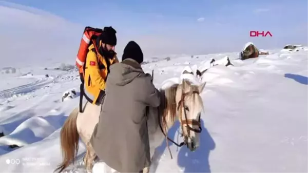 Erzurum sağlık ekibi, atla geldikleri köydeki hastayı kızakla götürdü