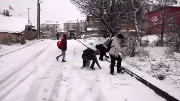 Çubuk'ta kar yağışı etkili oluyor